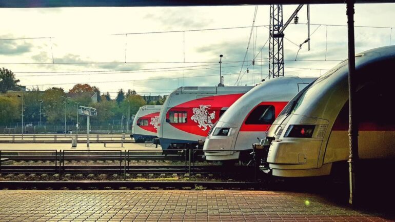 Возможность открытия границы с Беларусью, изменения в расписании поездов, платье из 1633 роз и другие новости