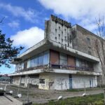 Начался снос легендарного кинотеатра «Вайдила» на проспекте Taikos в Клайпеде