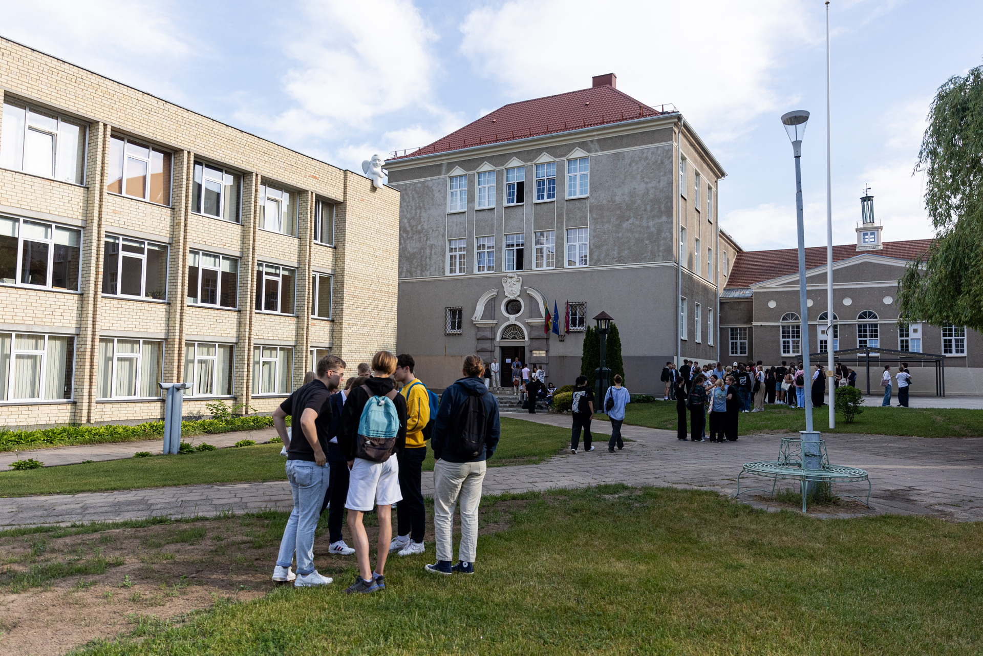 Vilniaus Antakalnio gimnazijoje laikomas lietuviu kalbos ir literaturos brandos egzaminas