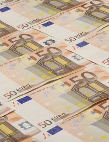 Возврат миллиарда евро из пенсионных фондов, новые правила для школ, самые популярные детские имена в первом квартале 2026 года и другие новости