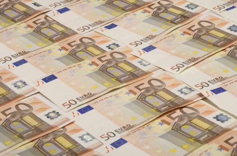 Возврат миллиарда евро из пенсионных фондов, новые правила для школ, самые популярные детские имена в первом квартале 2026 года и другие новости