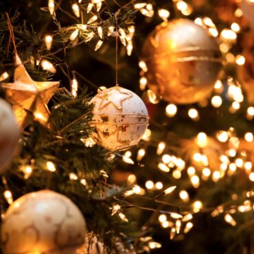 Афиша. Грандиозный концерт 90-х, Riga Stand Up, киносаундтреки при свечах, моноопера в бассейне центра Mamų unija, NERVY, 25’nizza, огни рождественской ёлки и другие мероприятия