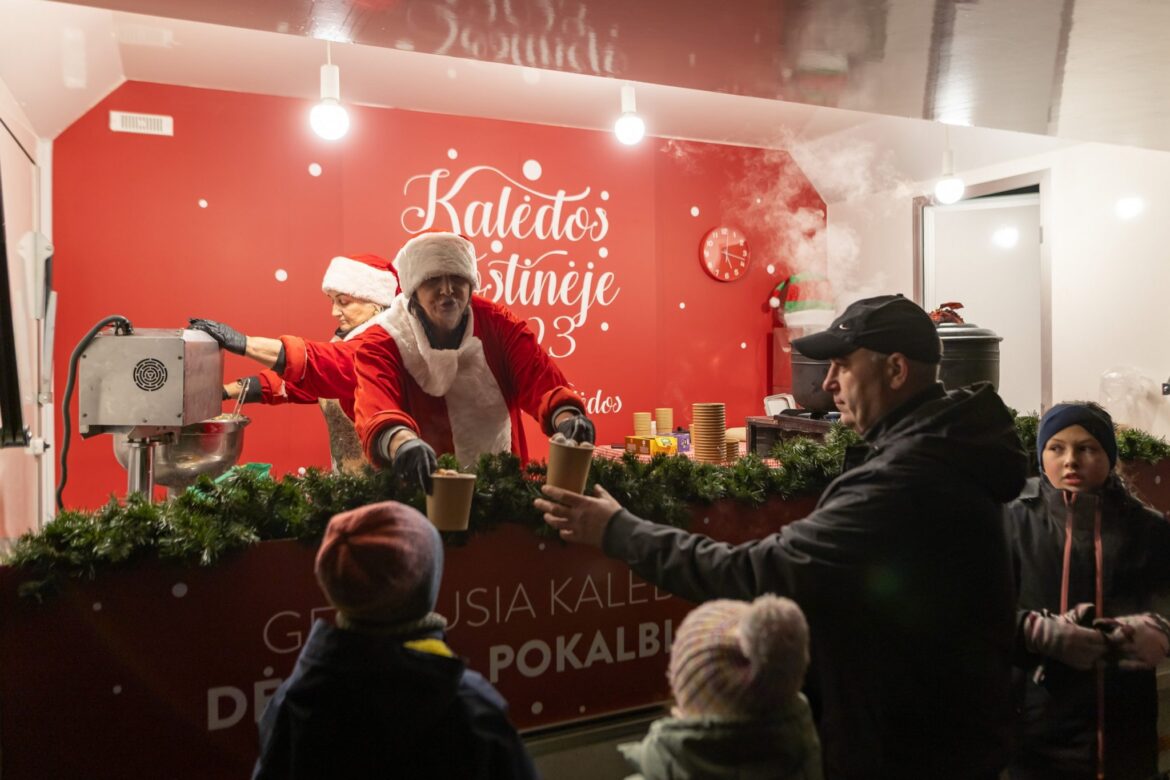 Kaimynų Kalėdos: в Вильнюсе стартовал рождественский праздничный автобус, который посетит все районы города