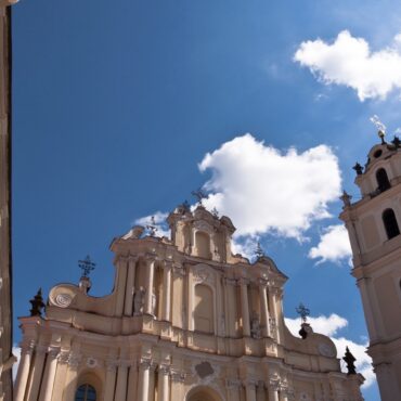 Прощание с погибшим на полигоне Пабраде солдатом, рейтинг лучших вузов страны от журнала Reitingai, тысячи новых деклараций в столице и другие новости