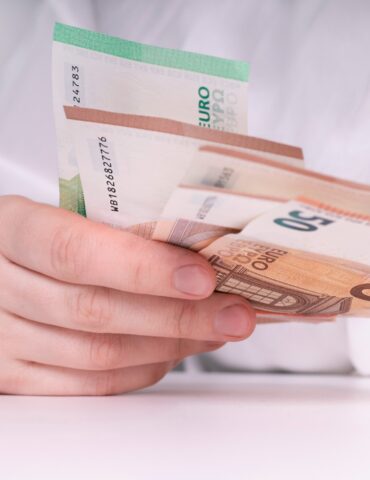Предложение упростить доступ к пенсионным накоплениям, рекорд пассажиропотока в аэропортах Литвы, мусор на обочинах после длинных выходных и другие новости