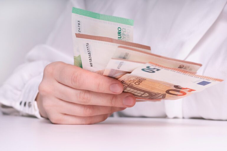Предложение упростить доступ к пенсионным накоплениям, рекорд пассажиропотока в аэропортах Литвы, мусор на обочинах после длинных выходных и другие новости
