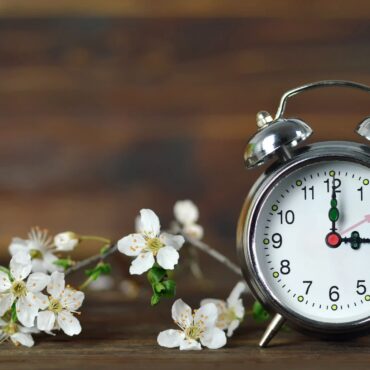 Перевод часов на летнее время, миллион заполненных деклараций за прошлый год, вопрос законности добавления баллов к экзаменам и другие новости