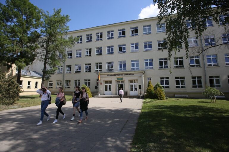 Решение о непризнании небиометрических российских паспортов, празднования последнего звонка, возможность для сеньоров бесплатно посещать бассейны и другие новости