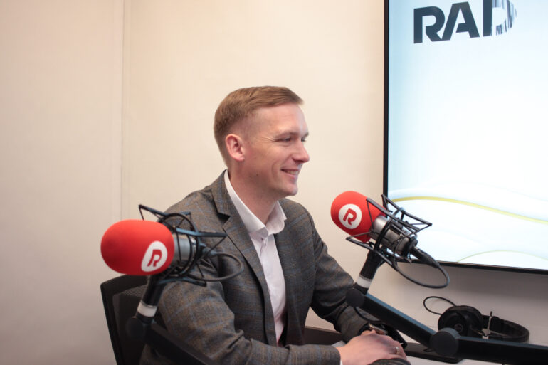 Мэр Вильнюсского района Роберт Духневич - в прямом эфире RADIO•R. О дорогах, мучительных запахах, коммуникации с мэрией и планах на будущее