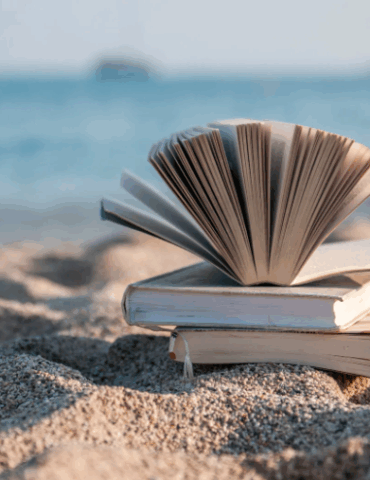 Три книги для летнего чтения: волшебные истории со всего света, захватывающее подростковое фэнтези и сильный роман о женщинах и войне