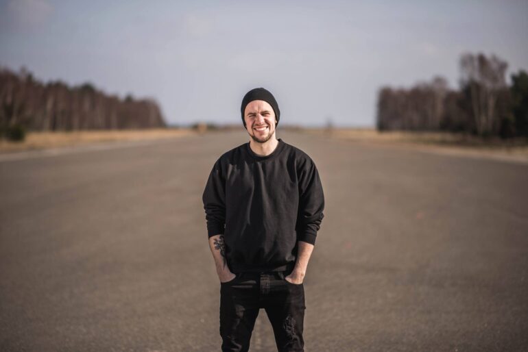 Vidas Bareikis, Black Biceps — Kumščiai daužo stalą