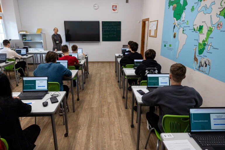 Письмо премьера к партии, повышенная оплата работы учителей по обновлённым программам, фильм Шарунаса Бартаса «Лагуна» и другие новости