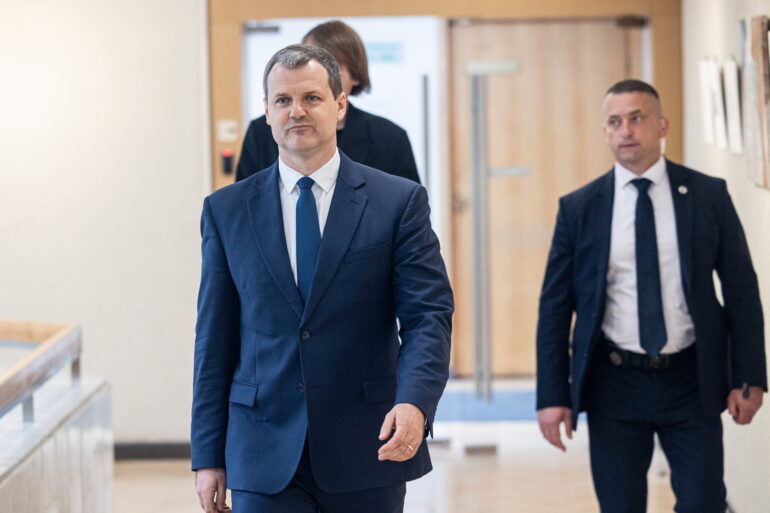 Уход премьер-министра в отставку, новая система пограничного контроля, мнение об общественном транспорте столицы и другие новости