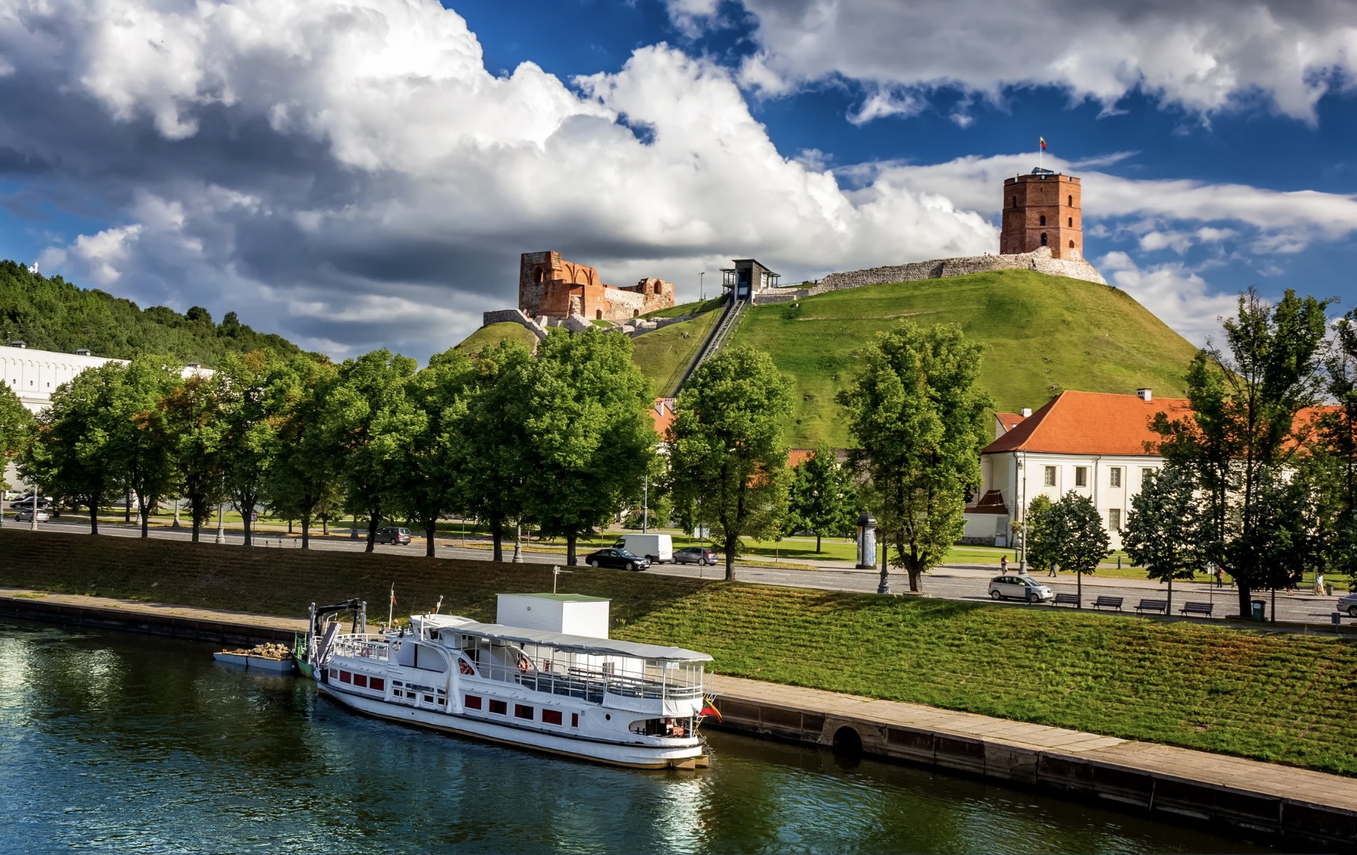 Закрытые КПП с Беларусью, действия мошенников от имени Lietuvos paštas, месяц до открытия Рождественского катка на Ратушной площади и другие новости Vilnius
