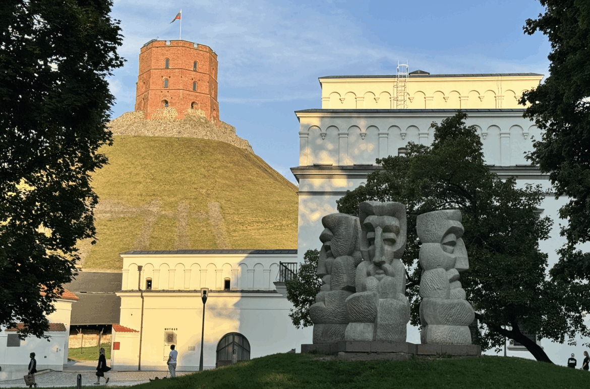 Утверждено неполное правительство Ругинене, намечено улучшение условий труда работников культуры, на гору Гедиминаса - только пешком, а также другие новости