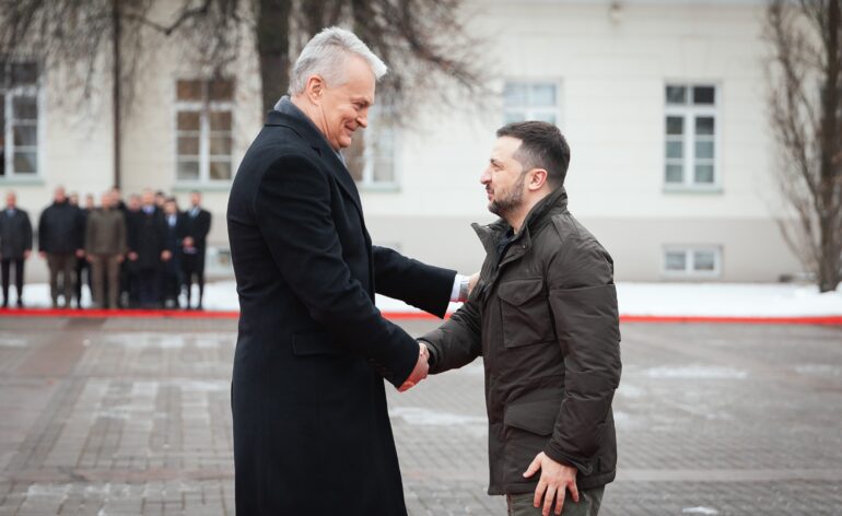 Послабления в экзаменах, защита сотрудников, решение для застрявших фур и другие новости 240110 zelenskis pasitikimas kieme eitvydas kinaitis 004 1