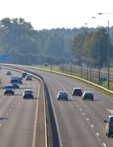 Разрешение передавать госдороги в управление бизнесу, отказ от обязательных трёх экзаменов, бесплатное приложение для поддержки молодёжи и другие новости