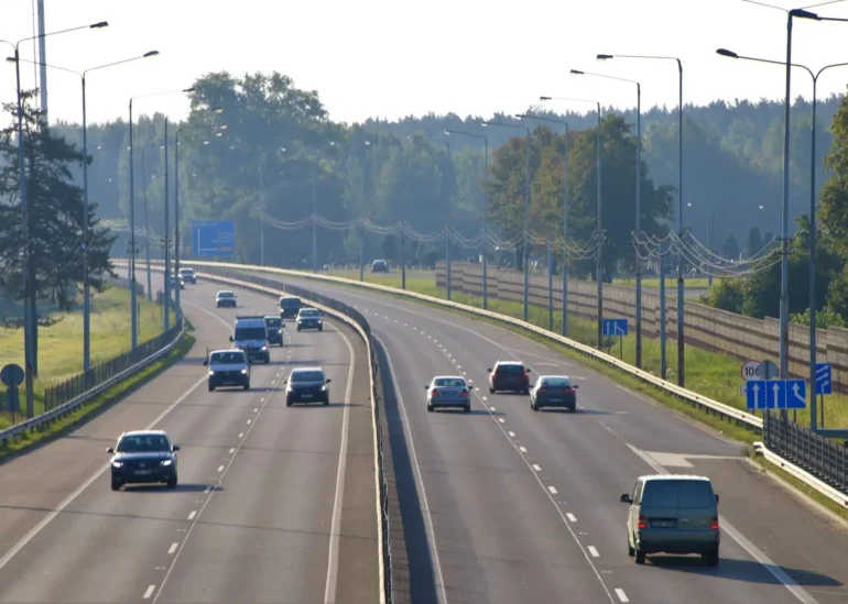 Разрешение передавать госдороги в управление бизнесу, отказ от обязательных трёх экзаменов, бесплатное приложение для поддержки молодёжи и другие новости