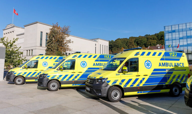 Послабления в экзаменах, защита сотрудников, решение для застрявших фур и другие новости Nauji greitosios medicinos pagalbos automobiliai / Eriko Ovčarenko / BNS nuotr.