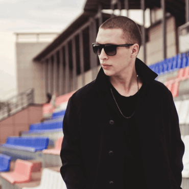 Песня «Мадонна», выпущенная Lx24, стала одним из самых ярких релизов осени. В ней герой обращается к образу женщины-ангела, словно созданной небесами: «О мадонна, вечная любовь моя… Эй мадонна, внеземная красота». Этот образ звучит как признание: нашёл не просто объект любви, а свет, который ведёт. Он провёл «долгую дорогу», бродил по «тропам жизни, чтоб найти монету», но в итоге обрёл клад — её. 