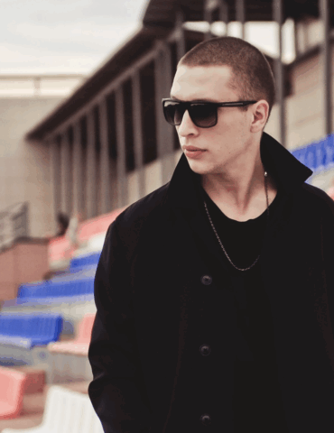 Песня «Мадонна», выпущенная Lx24, стала одним из самых ярких релизов осени. В ней герой обращается к образу женщины-ангела, словно созданной небесами: «О мадонна, вечная любовь моя… Эй мадонна, внеземная красота». Этот образ звучит как признание: нашёл не просто объект любви, а свет, который ведёт. Он провёл «долгую дорогу», бродил по «тропам жизни, чтоб найти монету», но в итоге обрёл клад — её. 