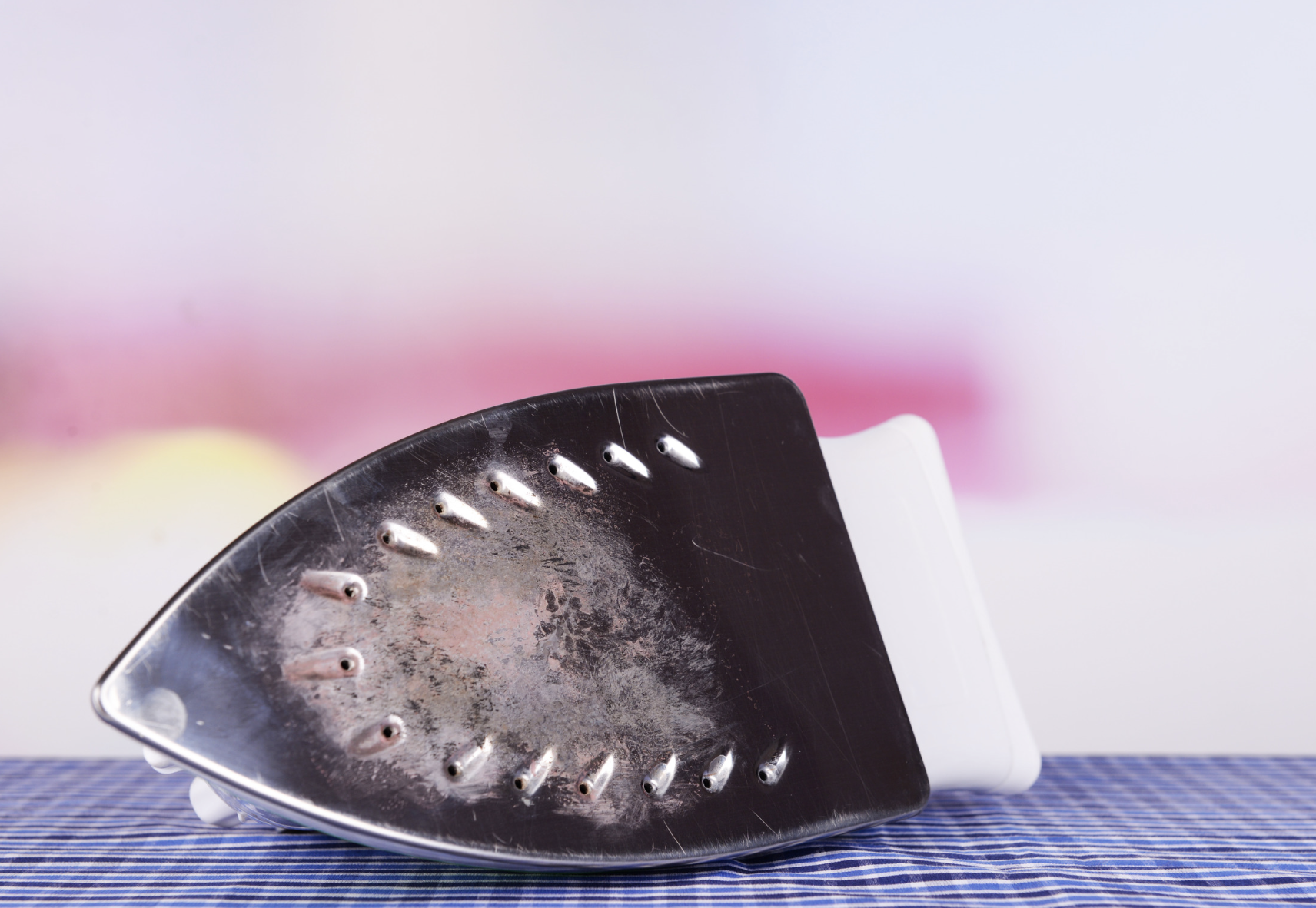 Лайфхак: как очистить утюг от нагара