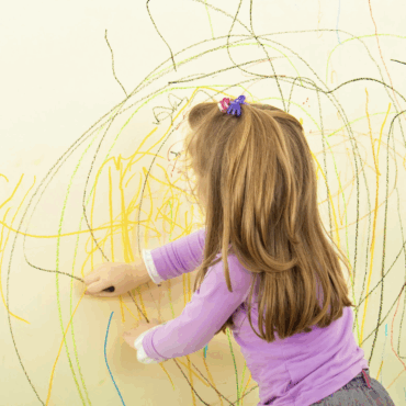 Лайфхак: как убрать следы с обоев