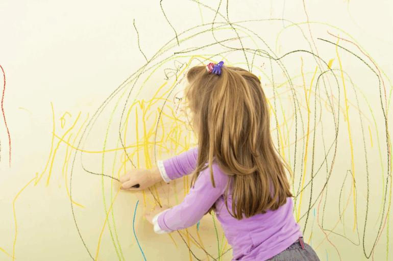 Лайфхак: как убрать следы с обоев