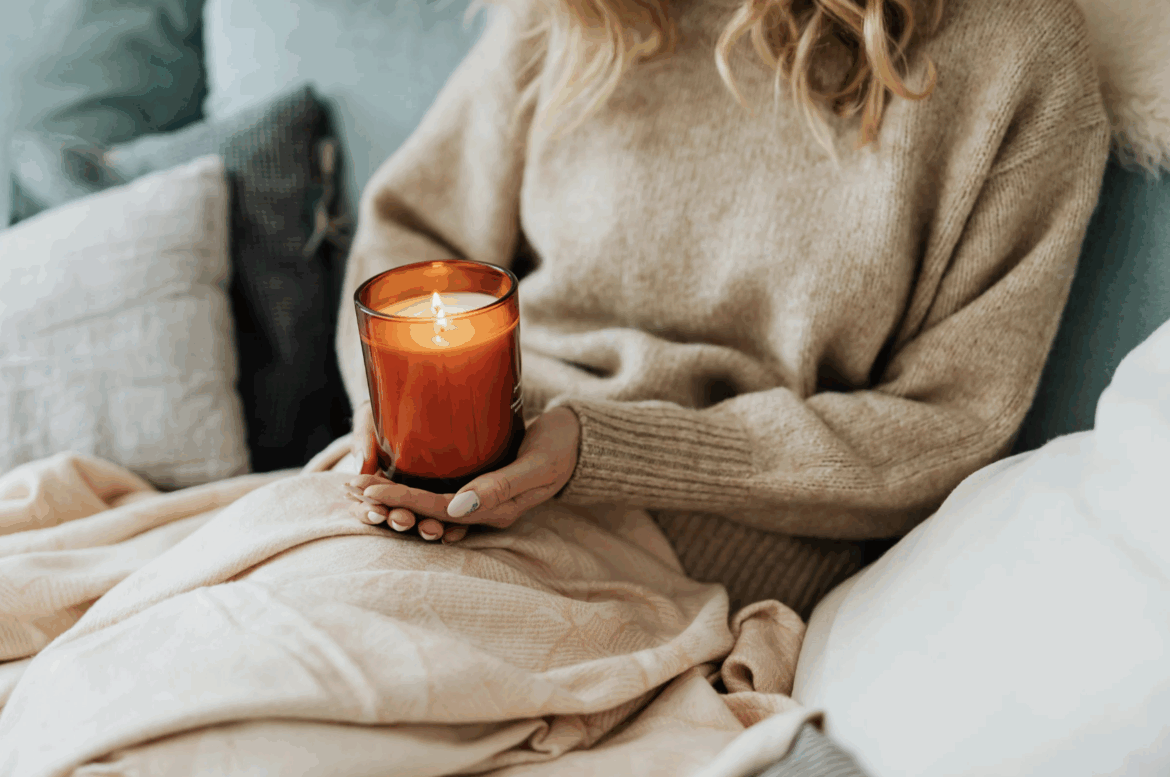 Лайфхак: как убрать воск со стола, пола или одежды