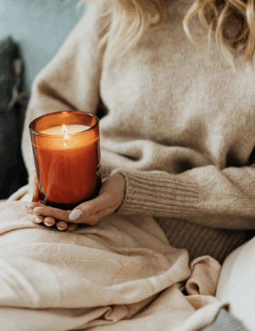 Лайфхак: как убрать воск со стола, пола или одежды