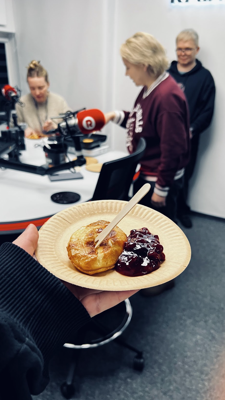 В программе «Соль и перец»: Анна Якович и её угощение — горячий копчёный польский сыр осцыпек