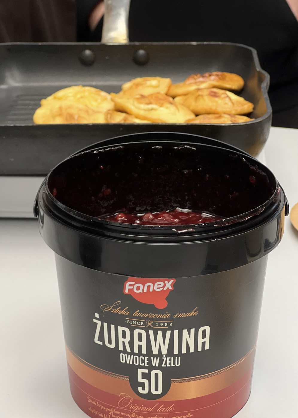 В программе «Соль и перец»: Анна Якович и её угощение — горячий копчёный польский сыр осцыпек