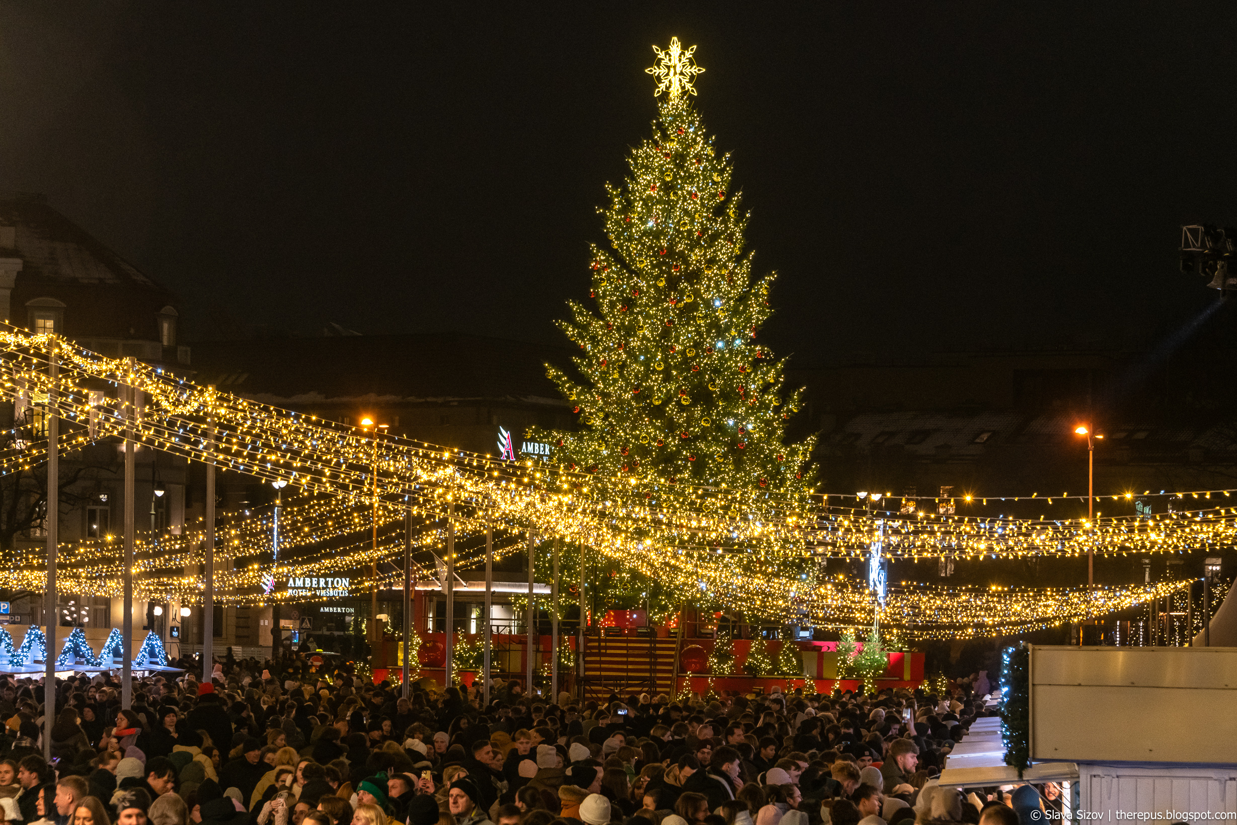 Рождество 2025: фотоотчёт про главную ёлку страны на Кафедральной площади столицы Kaledos-25