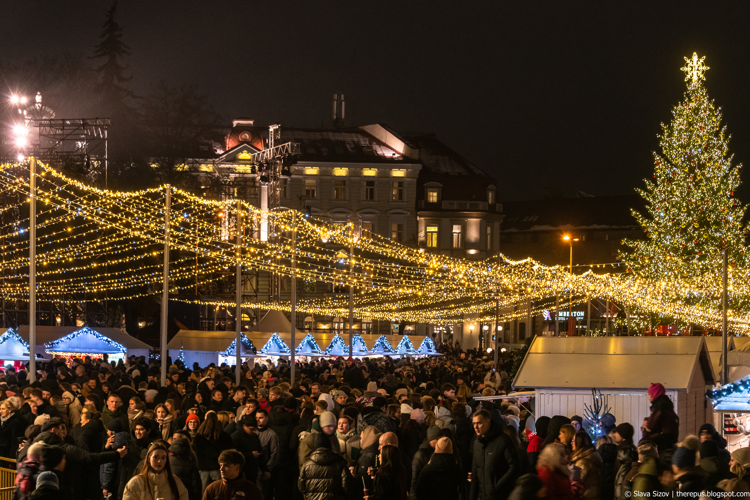 Рождество 2025: фотоотчёт про главную ёлку страны на Кафедральной площади столицы Kaledos-25