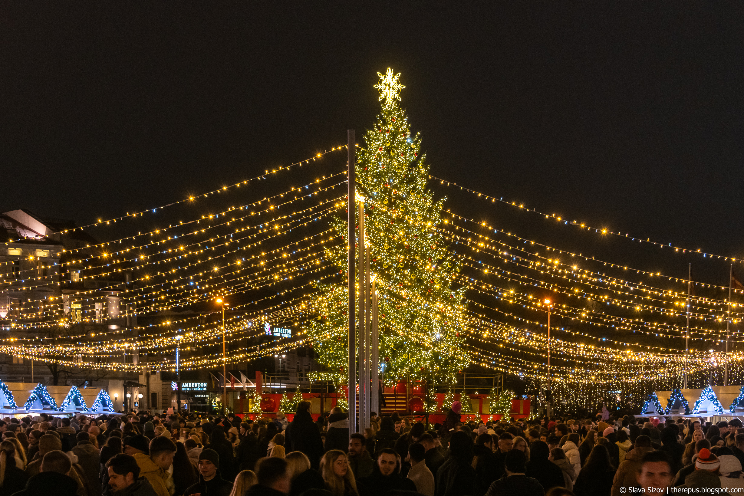 Рождество 2025: фотоотчёт про главную ёлку страны на Кафедральной площади столицы Kaledos-25