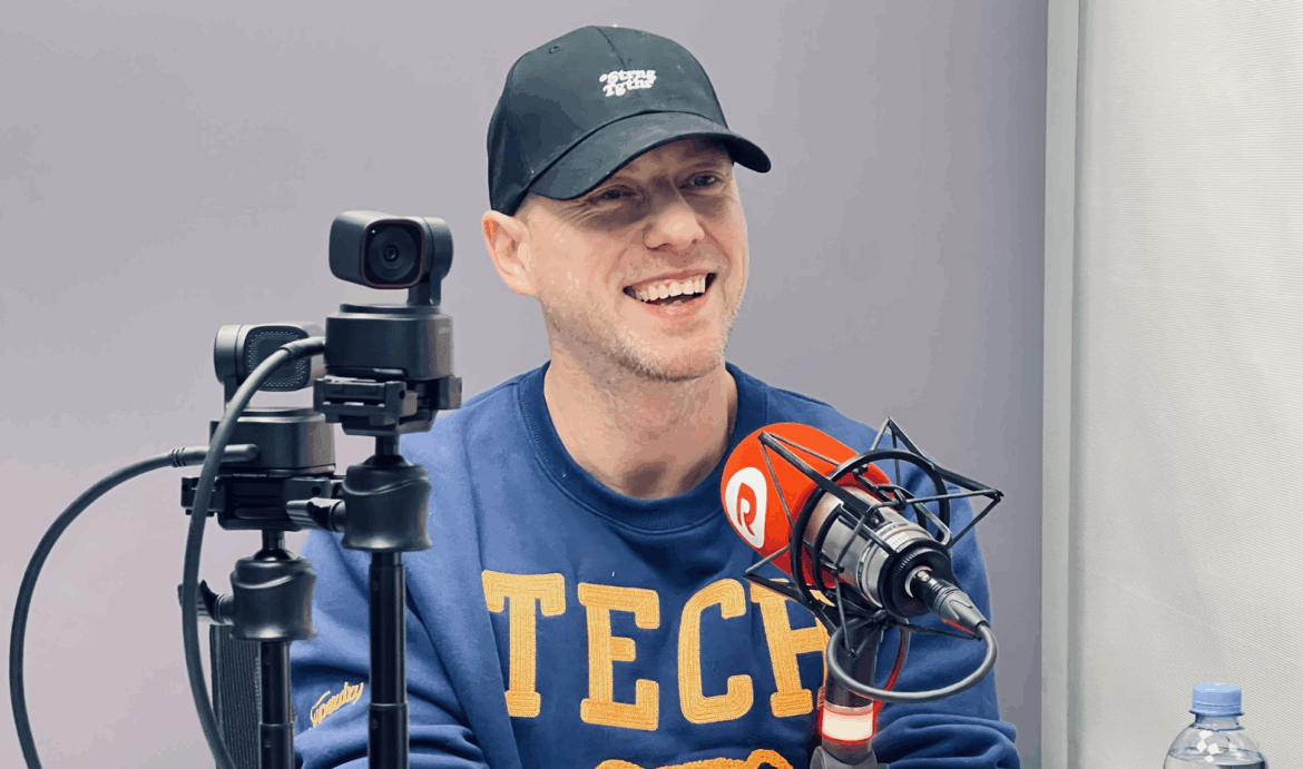 „Mokausi mylėti save“: Sasha Song apie „Euroviziją“, priklausomybę ir  Kalėdas