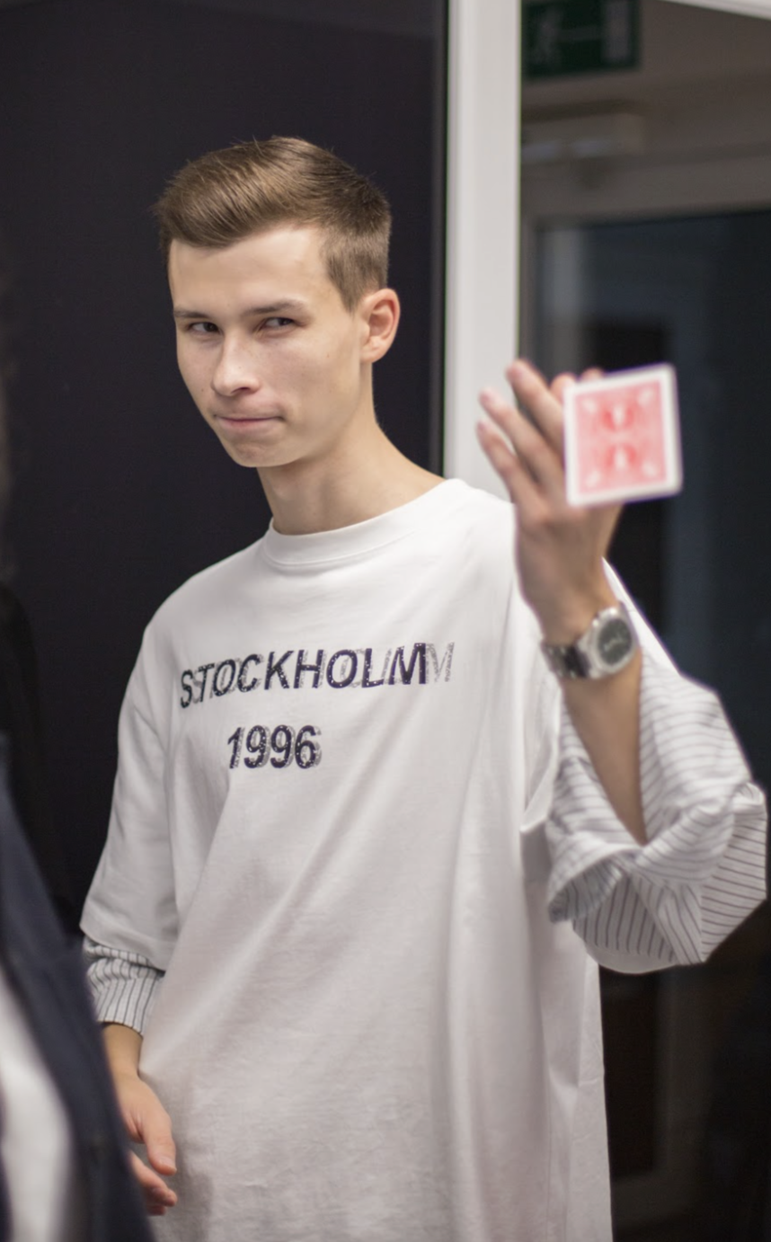 Magija be užkulisių: kaip Alanas Gladkovas sukūrė šou „Around the World“ iš kelionių, scenų ir susitikimų su iliuzionistais iš viso pasaulio Magija be užkulisių: kaip Alanas Gladkovas sukūrė šou „Around the World“ iš kelionių, scenų ir susitikimų su iliuzionistais iš viso pasaulio