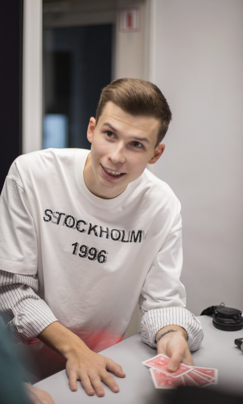 Magija be užkulisių: kaip Alanas Gladkovas sukūrė šou „Around the World“ iš kelionių, scenų ir susitikimų su iliuzionistais iš viso pasaulio Magija be užkulisių: kaip Alanas Gladkovas sukūrė šou „Around the World“ iš kelionių, scenų ir susitikimų su iliuzionistais iš viso pasaulio