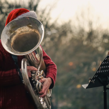 Афиша. Праздничные концерты известных исполнителей, фестиваль рождественских гимнов, новогоднее шоу и дискотека
