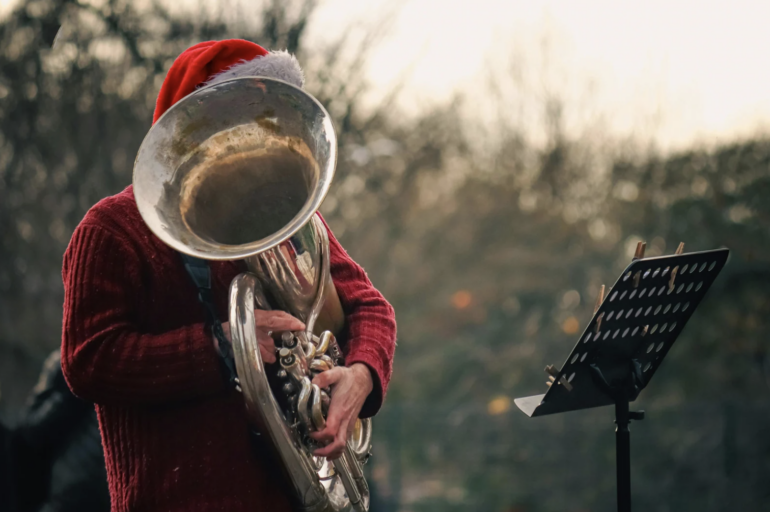 Афиша. Праздничные концерты известных исполнителей, фестиваль рождественских гимнов, новогоднее шоу и дискотека