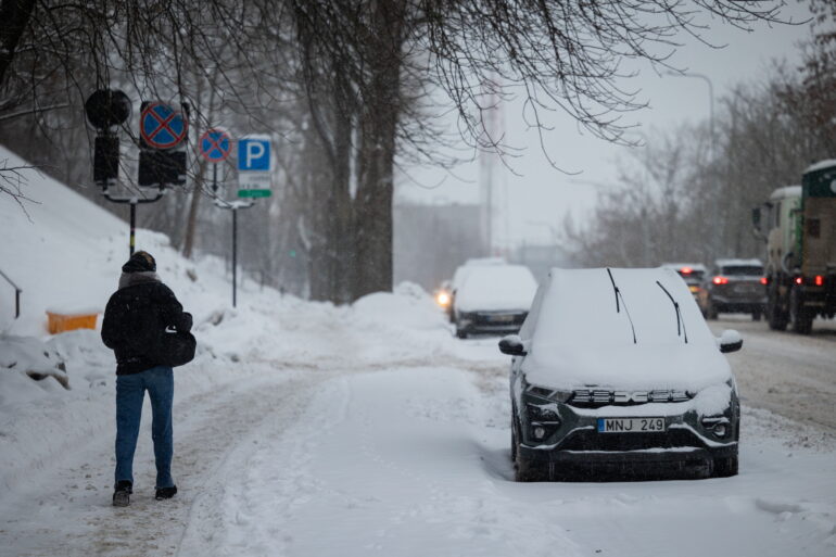 Жители Вильнюса жалуются на нечищенные места для людей с инвалидностью