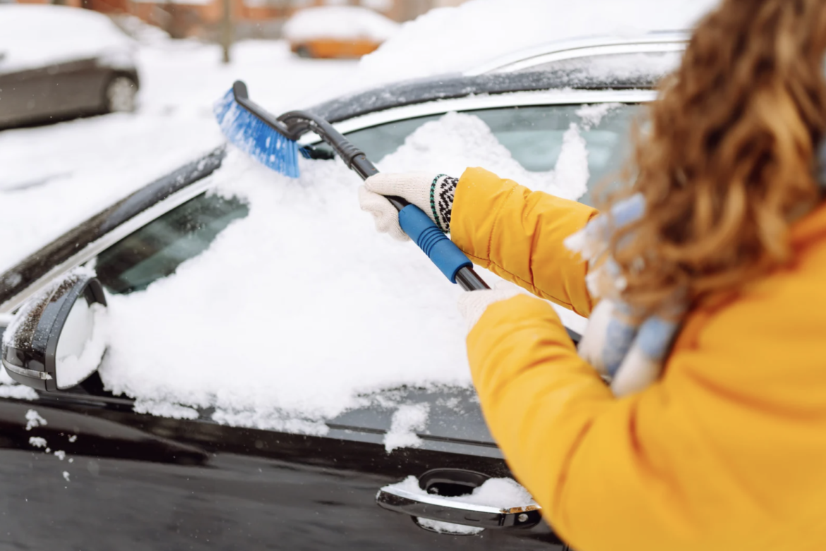 Как быстро очистить машину от снега?