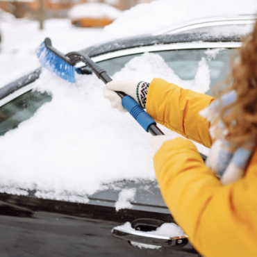 Как быстро очистить машину от снега?