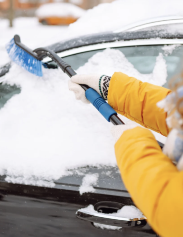 Как быстро очистить машину от снега?