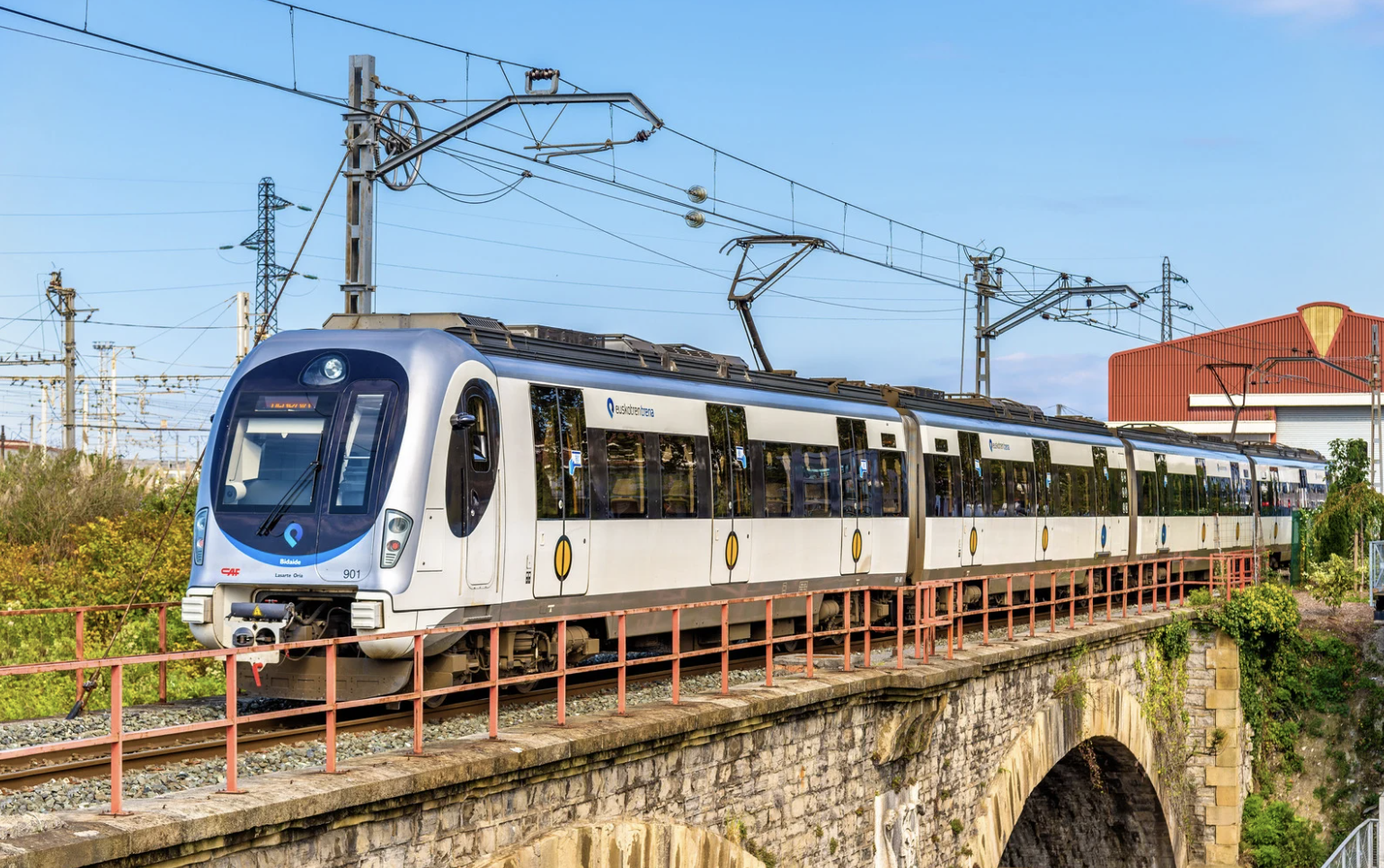 Реальная опасность заснеженного автомобиля, консультации по полигону для жителей Кампчяместиса, ответственность за сосульки на зданиях и другие новости train