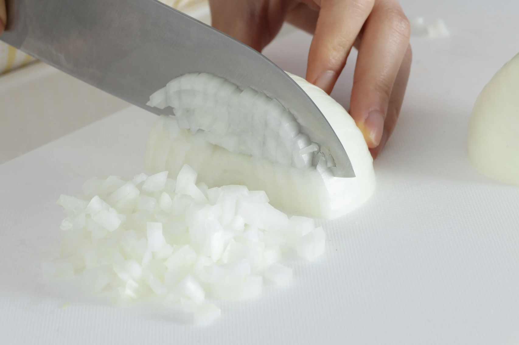 Лайфхак: как не плакать при нарезке лука Лайфхак: как не плакать при нарезке лука