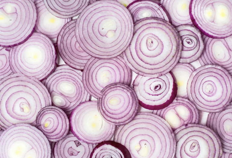 Лайфхак: как не плакать при нарезке лука