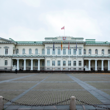 Президентура о решении по поводу полигона в Капчяместисе, петиция о запрете содержания собак на привязи, подорожавшие автобусные билеты и другие новости