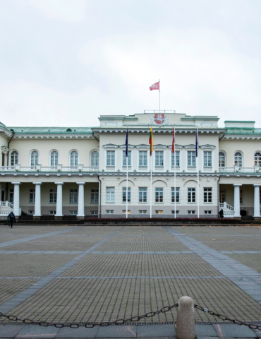 Президентура о решении по поводу полигона в Капчяместисе, петиция о запрете содержания собак на привязи, подорожавшие автобусные билеты и другие новости