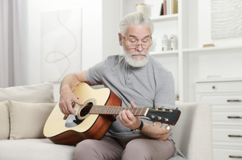 Нулевой подоходный налог для семей с детьми, закон для поддержки пожилых людей, возможность сделать бесплатное протезирование зубов и другие новости